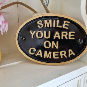 Glimlach dat je op de camera staat