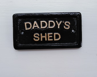Cartello fatto a mano Daddy's Shed: targa in resina nera e oro