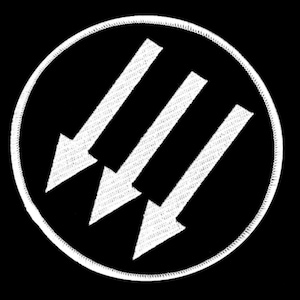 Może przedstawiać: Białe koło z trzema białymi strzałkami skierowanymi w dół. Strzałki są ułożone w kształt trójkąta. Koło i strzałki znajdują się na czarnym tle.