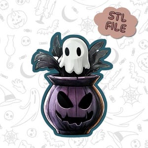 Può includere: Un modello stampato in 3D di una zucca viola con un fantasma al suo interno. La zucca ha un viso intagliato con un ampio sorriso e occhi neri. Il fantasma è bianco e ha due occhi neri. Il modello è progettato per la stampa 3D ed è disponibile come file STL.