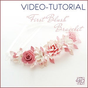 Tutorial para crear la pulsera First Blush: Flores esculpidas en 3D con arcilla polimérica, trabajo con alambre, instrucciones en video, descarga instantánea en PDF.