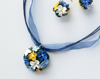 Blumen Anhänger und Ohrringe Set Blau Gelb Vergissmeinnicht, handgemachte Polymer Clay Schmuck