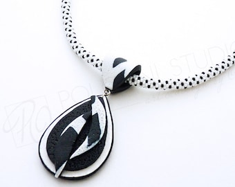 Perle de collier noir blanc avec pendentif en argile polymère fait à la main, collier de déclaration, blanc noir classique, PRÊT À EXPÉDIER