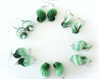 Handgemachte Ohrringe Grün und Weiß Polymer Clay Muschelform