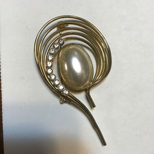 Gold and Faux Mabe Pearl Pasely Pin image 1