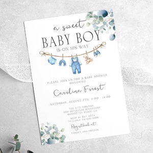 Jungenkleidung-Babypartyeinladung, bearbeitbarer Boho Eukalyptus-Junge einladen, Baby-Wäsche-blaue Kleidungseinladung, Babyjunge ist auf seinem Weg CD010