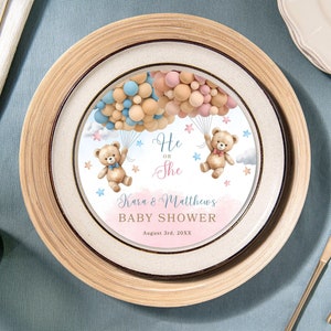 Puede incluir: Un plato blanco con un marco de madera marrón, que presenta un diseño de baby shower con dos osos de peluche sosteniendo globos. El texto dice "He or She Kara & Matthews Baby Shower August 3rd, 20XX".