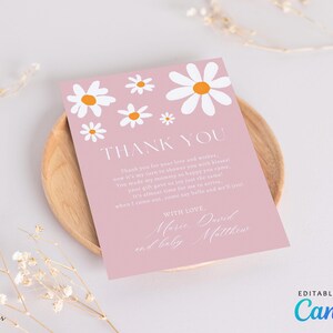 Tarjeta de agradecimiento editable con margaritas, nota de agradecimiento digital "Bebé en flor", tarjeta de agradecimiento con flores rosas, estilo bohemio y moderno, Canva editable CD029