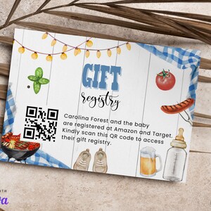 Puede incluir: Una tarjeta de registro de regalos para baby shower con ilustraciones de acuarela de alimentos y artículos para bebés. La tarjeta presenta el texto "GIFT registry" y un código QR. La tarjeta también incluye el texto "Carolina Forest and the baby are registered at Amazon and Target."
