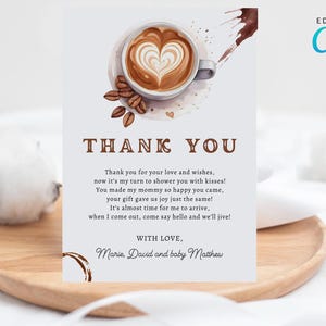 Tarjeta de agradecimiento editable con café, nota de agradecimiento con la frase "Bebé está preparando café", tarjeta de agradecimiento con temática de café para baby shower de género neutro CD018