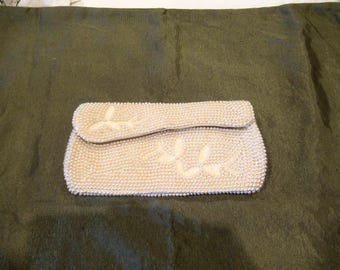Bolso de mano blanco con cuentas y estampado de hojas, solapa asimétrica, c. 1950, para baile de graduación o boda.