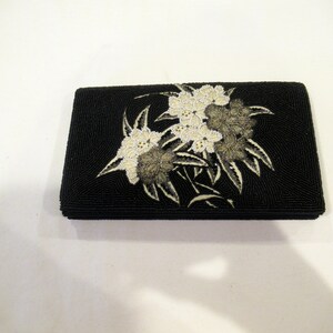 Cartera de mano con cuentas negras, flores blancas y bordados, Corii Tokyo, década de 1960