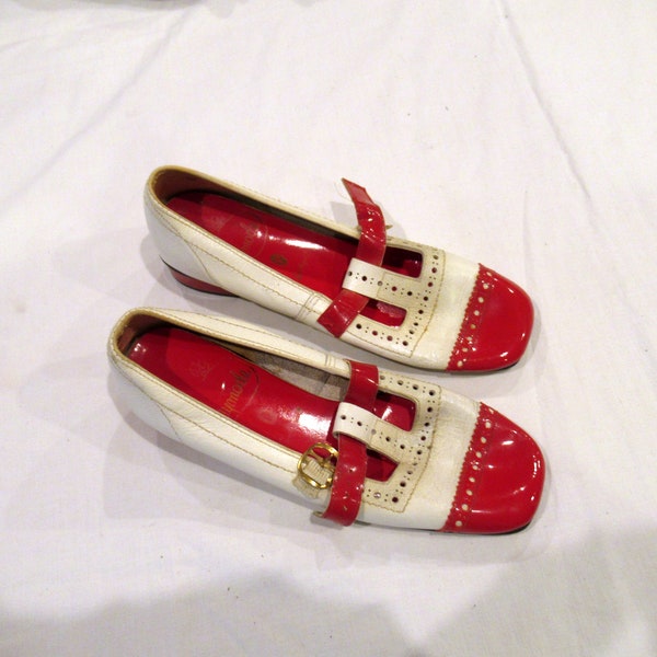 Zapatos planos Gaymode rojos y blancos, con hebilla, c. década de 1970