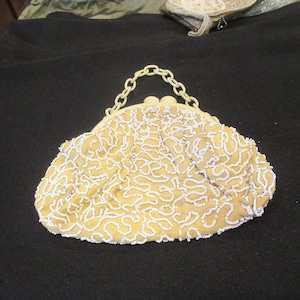 Gele stoffen portemonnee met witte kralen en wit handvat met grote schakelketting, ca. Jaren 60