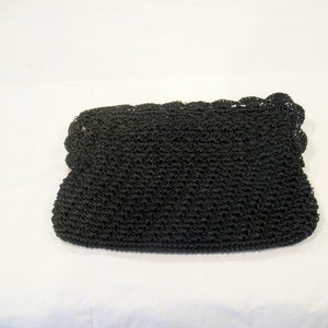 Cartera de mano Weinstocks de rafia tejida en color negro, bordes festoneados, década de 1960