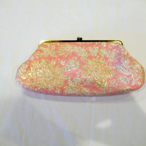 Carteira / bolsa de cosméticos em brocado rosa e ouro, kisslock, c. década de 1960