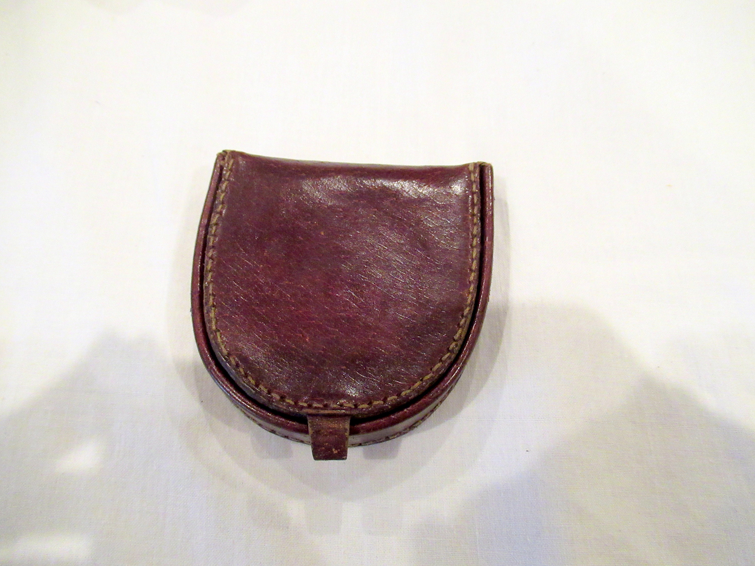 Horseshoe-shaped horse-stitched coin purse type LV coin purse - Shop  leatherinthehouse Coin Purses - Pinkoi