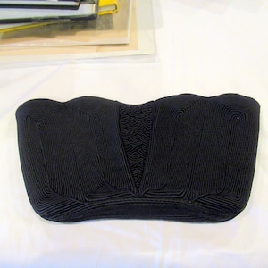 Bolso de noche tipo sobre, de color negro, con tres compartimentos, de la década de 1950