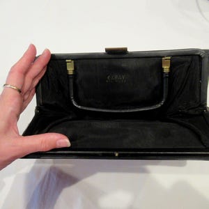 Bolso de noche tipo clutch de vinilo negro de Garay, con asa plegable, década de 1950
