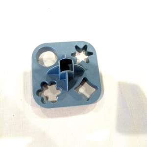 Tupperware azul para aperitivos, con forma de flor, diamante y estrella, c. década de 1970