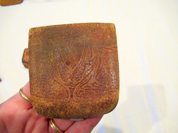 1920s-era tooled leather coin purse, inner pocket… - image 1