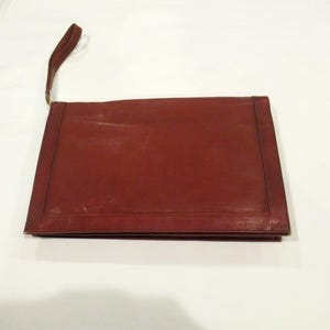 Cartera de mano tipo sobre de color marrón de Lou Taylor, c. 1980, etiquetas en el interior