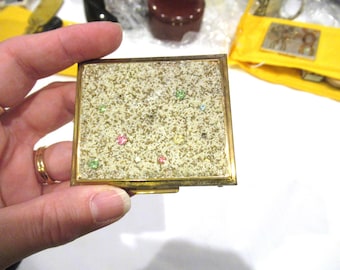 砂模様とラインストーンが施されたサックス・フィフス・アベニューのコンパクト（1960年代頃）