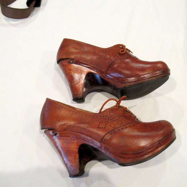 Chaussures compensées en cuir et bois, disco, t. 6,5 millions de dollars, env. Années 1970