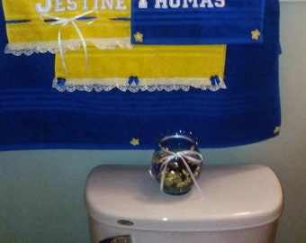 Juego de baño decorado en turquesa y amarillo carnero