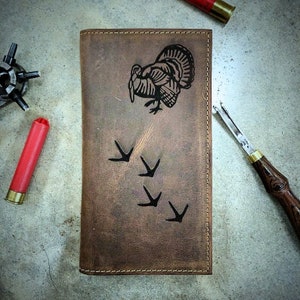Turkey + Tracks Wallet, Distressed Leather Wallet, su elección de tres estilos populares, diseño mostrado