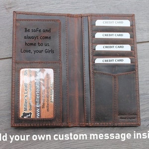 Pode incluir: Uma carteira de couro marrom com v&aacute;rios slots para cart&otilde;es e uma mensagem personalizada no interior. A mensagem diz "Seja seguro e sempre volte para casa. Com amor, suas meninas".