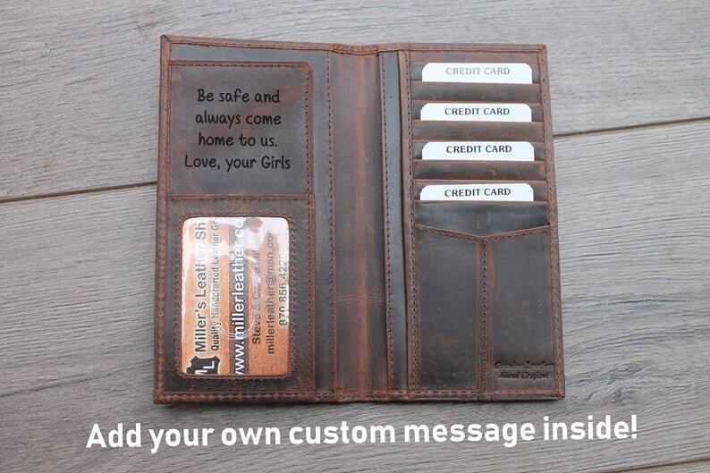 Pode incluir: Uma carteira de couro marrom com v&aacute;rios slots para cart&otilde;es e uma mensagem personalizada no interior. A mensagem diz "Seja seguro e sempre volte para casa. Com amor, suas meninas".