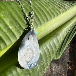 Mother of pearl mop necklace silver carved shell