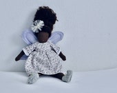handgefertigte Anziehpuppe nach Waldorfart , hergestellt aus Naturmaterialien, 45cm Puppe, nachaltiges Spielzeug, Geschenk zur Geburt