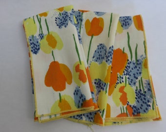 white yellow green daisies jonquils Vintage 1960s cotton Vera Neumann floral napkins retro mid-century kitsch Vera ladybug- set of 2