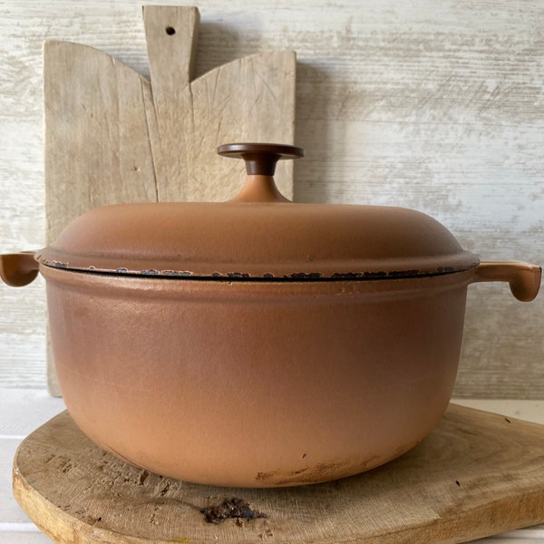 Vintage Le Creuset Fabulous Cast Iron Enzo Mari Design La Mama,Shades of Brown, Dutch Oven,  Casserole Size 26 1970s  Classic. Round Shape