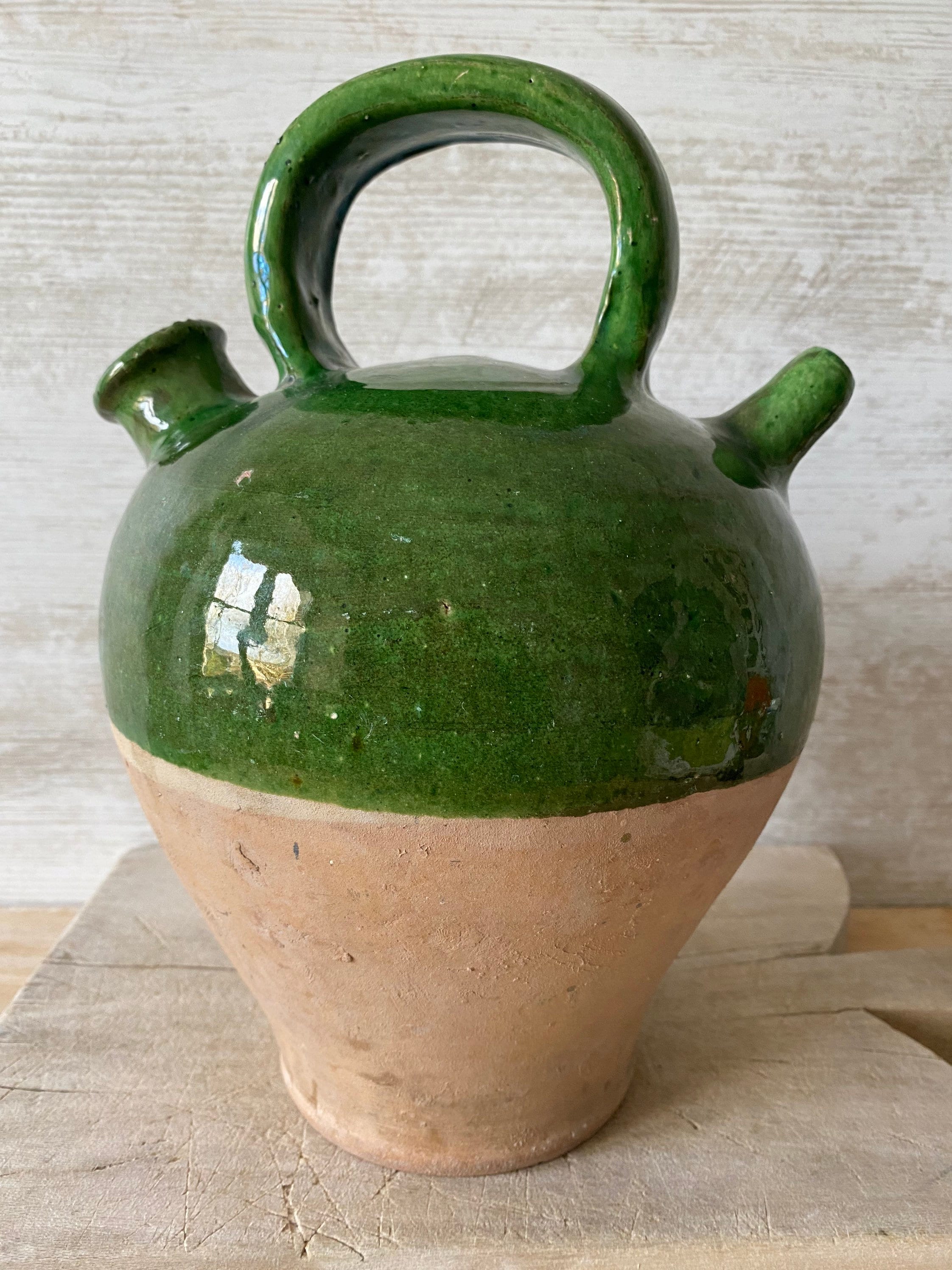 Botijo, un recipiente de arcilla porosa tradicional español diseñado para  contener agua Fotografía de stock - Alamy