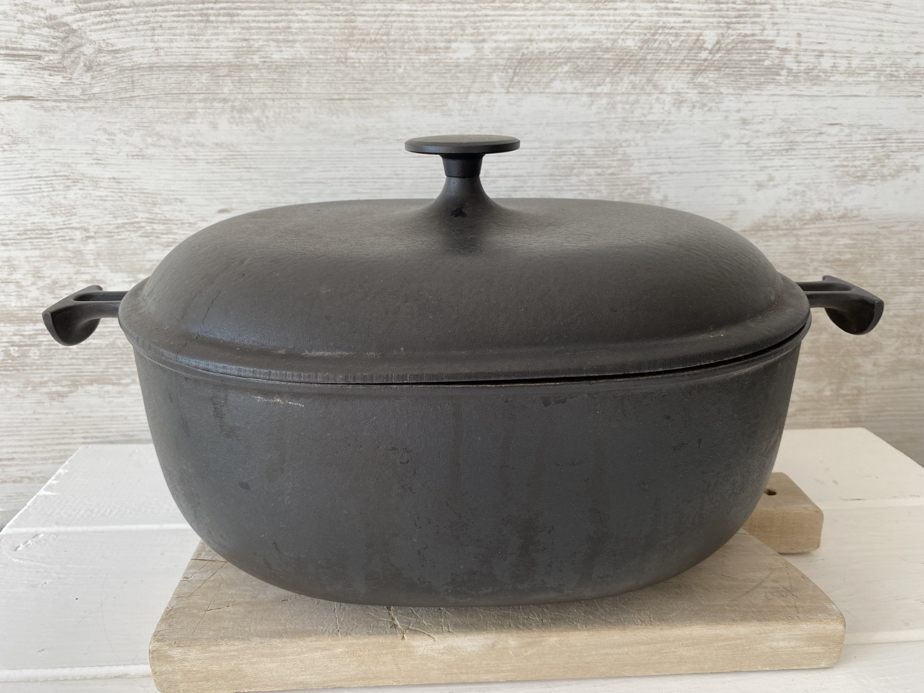 Grande cocotte vert pomme La Mama Enzo Mari Le Creuset by Mari