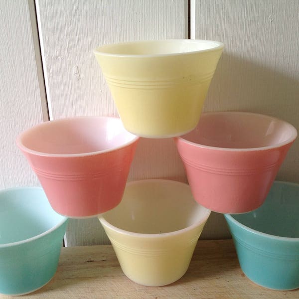 Set van zes vintage JAJ Pyrex gaiety ramekins of vla cups in mooie vintage conditie.-pastle kleuren