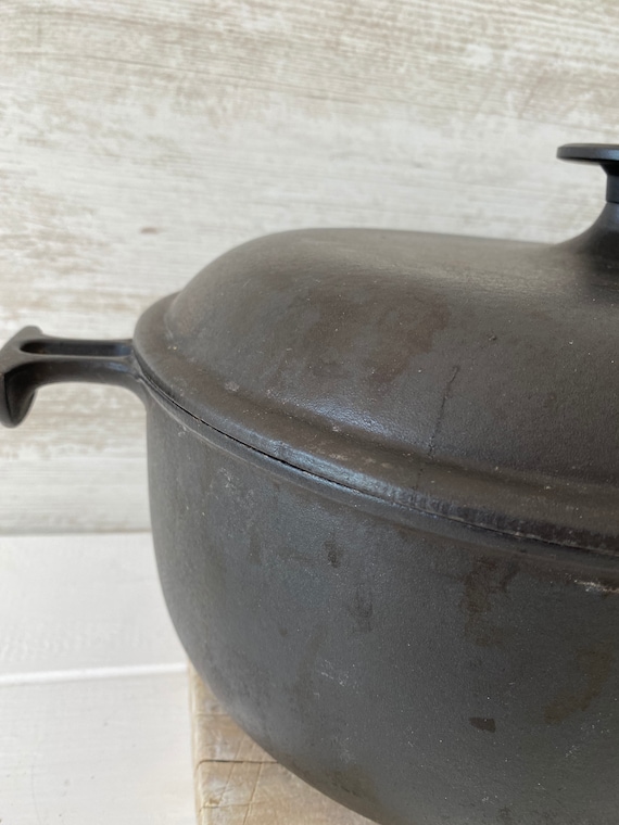 Grosse cocotte ovale 'La Mama' par Enzo Mari - Le Creuset - Label Emmaüs