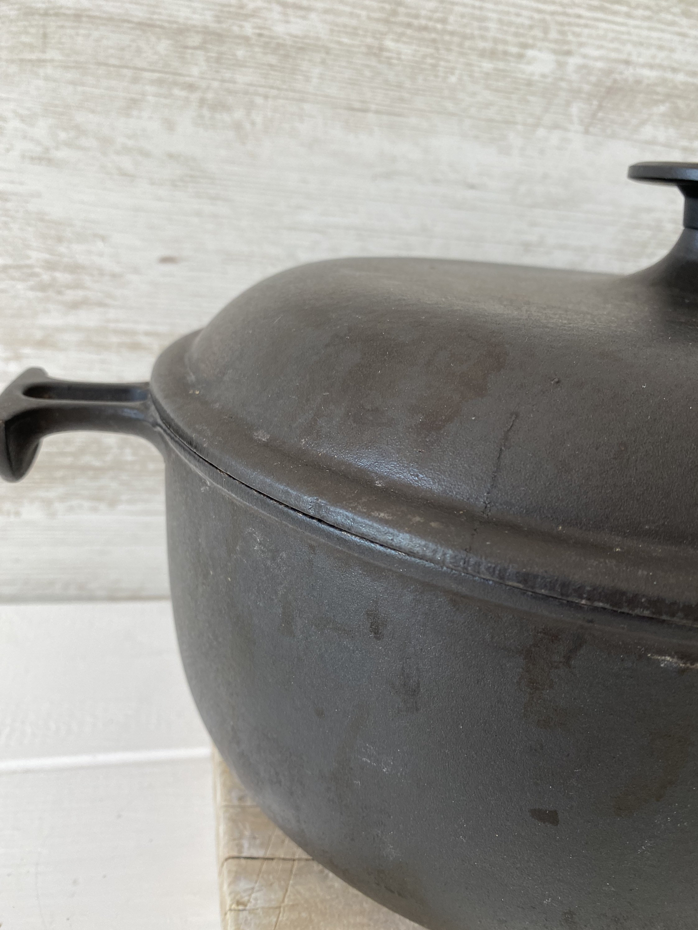 Cocotte Le Creuset Fonte émaillée Grise écailles, ENZO MARI, LA MAMA