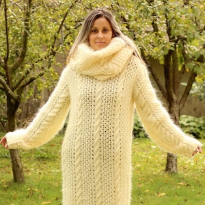Handgestricktes Mohair Kleid, Weißes Fuzzy Fetisch Langes Kleid, Massiver abnehmbarer Rollkragenpullover, Maßgefertigte Strickmode von Extravagantza