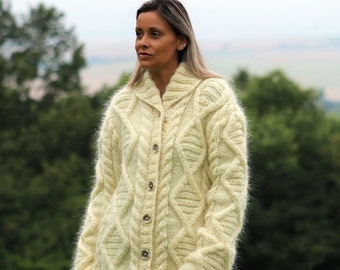 Hand gebreide Mohair vest trui witte kleur grijs sjaalkraag jas van EXTRAVAGANTZA