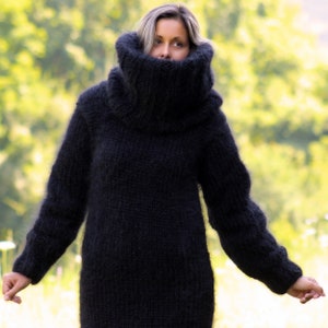 8 Stränge Designer handgestricktes Mohairkleid, schwarzer dicker Pullover, Rollkragenpullover, langes, flauschiges, flauschiges Fetisch-Pulloverkleid von Extravagantza
