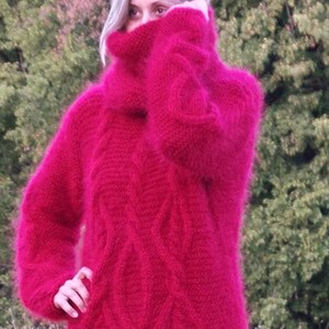 Handgefertigtes Mohair-Kabelkleid, handgestricktes Pulloverkleid, dickes, flauschiges rotes Fetisch-Kabeljersey, langes Rollkragenkleid von Extravagantza