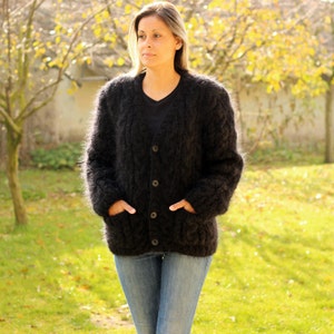 Cardigan en mohair, manteau torsadé NOIR, pull tricoté à la main, pull veste floue avec 2 poches par Extravagantza