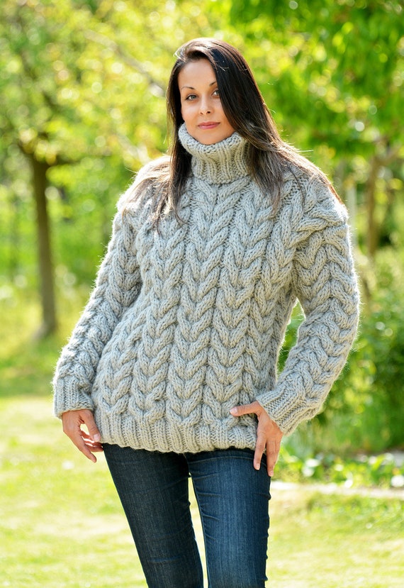Kleding Gender-neutrale kleding volwassenen Sweaters Kabel Hand Gebreide Coltrui Fuzzy Jumper Lichtgrijs Jersey van Extravagantza Wollen trui 