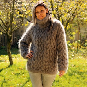 Mohairtrui, handgebreide kabeltrui, donkergrijze fuzzy coltruijersey van Extravagantza