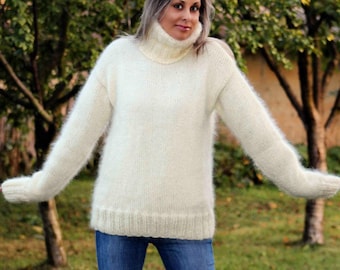 Handgebreide mohair trui, witte fuzzy trui, designer mohair coltrui van Extravagantza