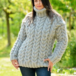 Extravagantzaのデザイナーハンドニットウールセーター、厚手ケーブル、ライトグレータートルネックジャンパー、グレージャージ